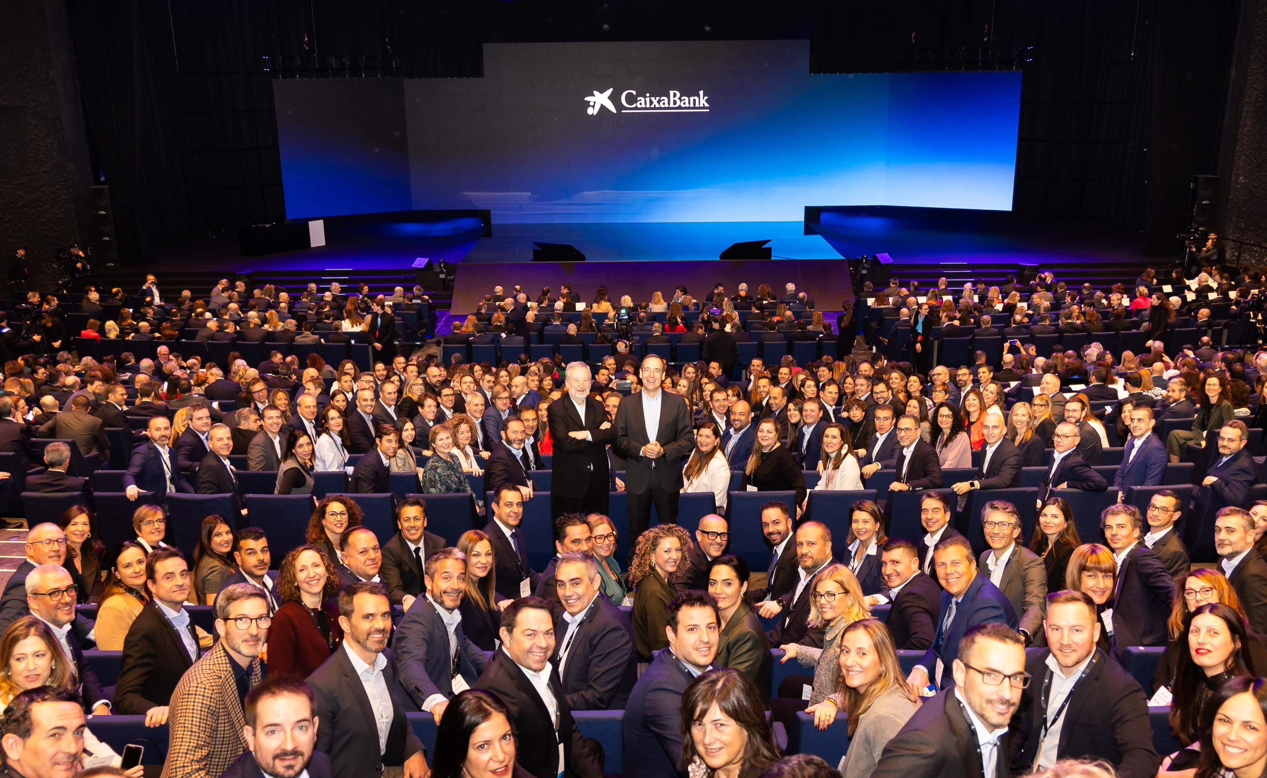 CaixaBank expone las metas para el 2027 a 2.300 directivos reunidos en Barcelona