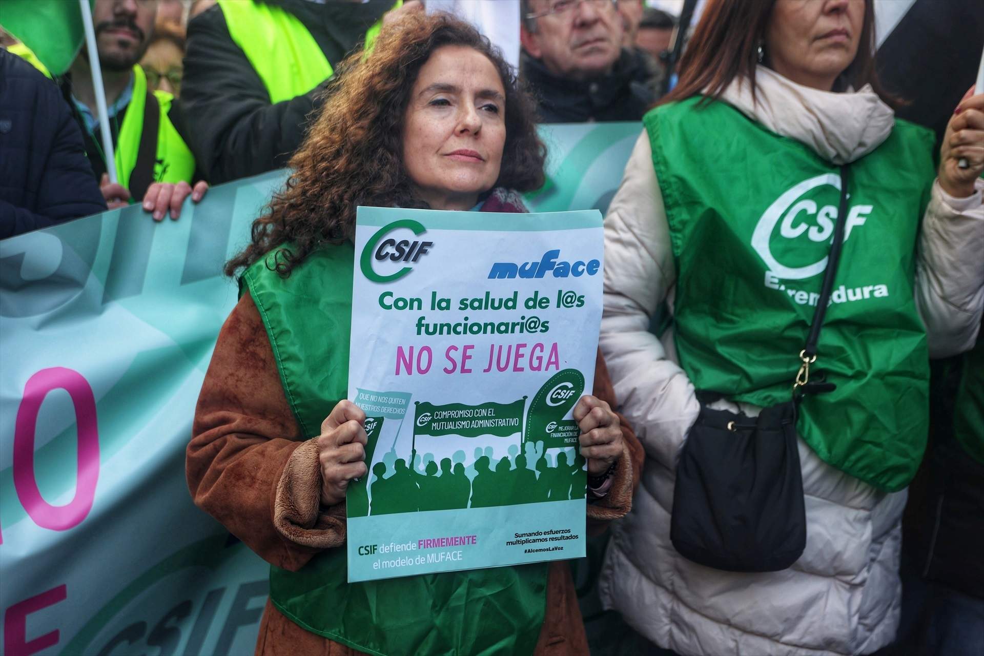 EuropaPress 6406117 mujer sujeta cartel protesta concentracion frente direccion general muface