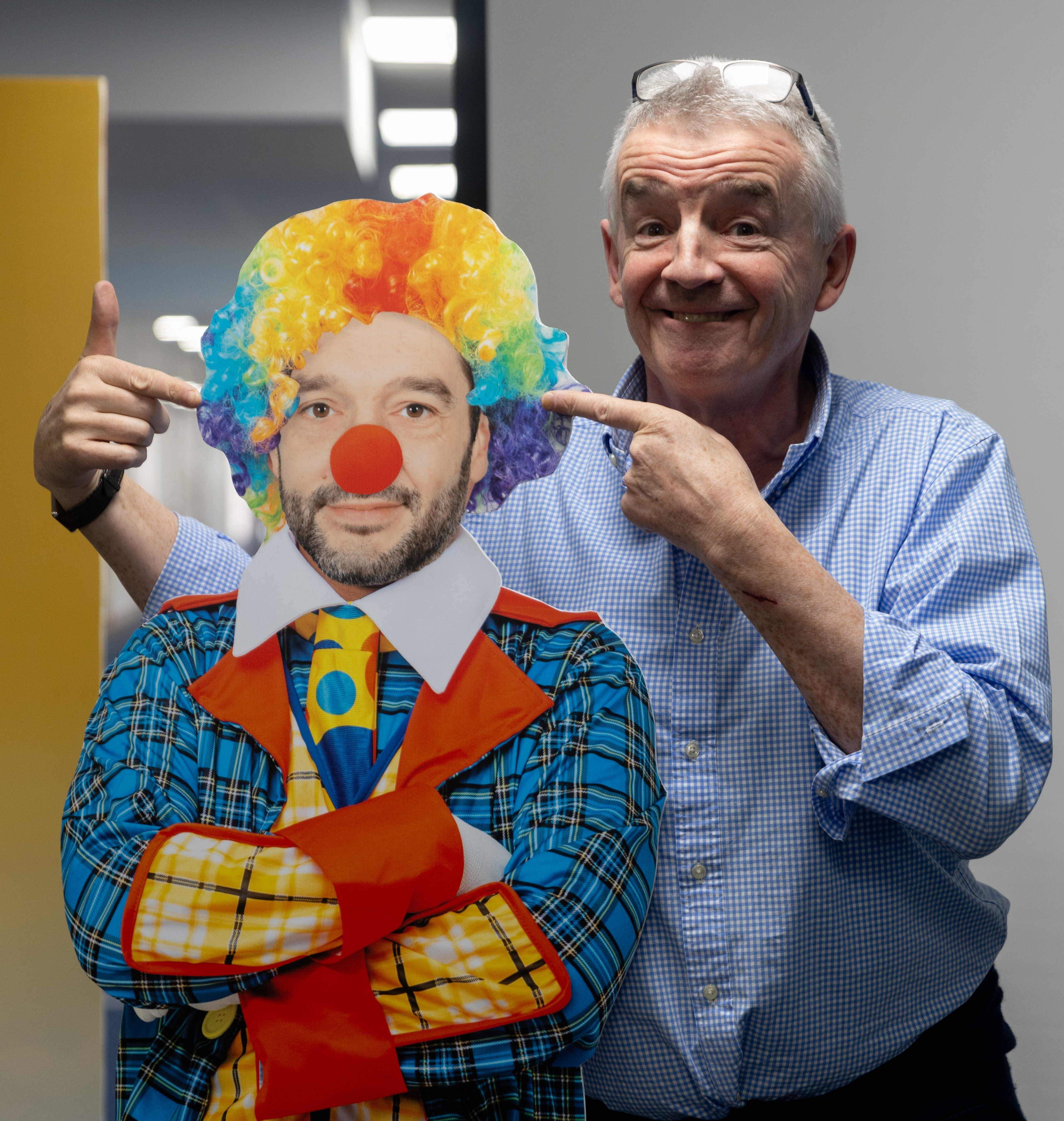 El CEO de Ryanair llama "payaso" al ministro de Consumo español