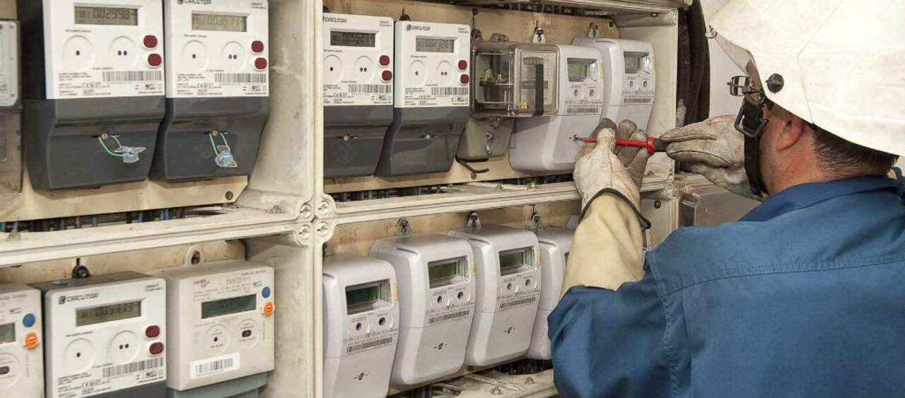 Un operario de Endesa instalando contadores de la luz de tecnología avanzada. Foto Endesa