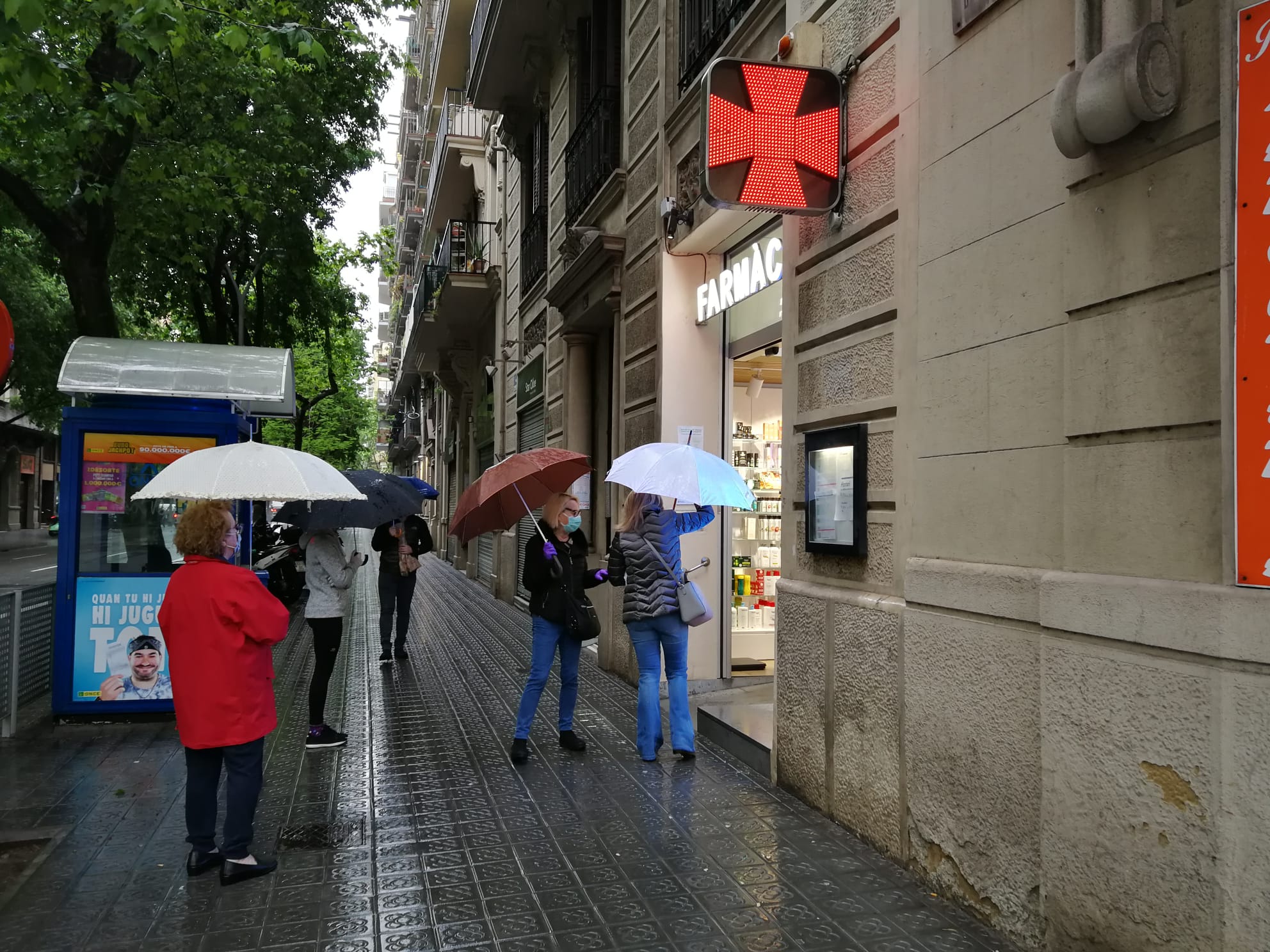 Colas en las farmacias para adquirir la mascarilla con tarjeta sanitaria