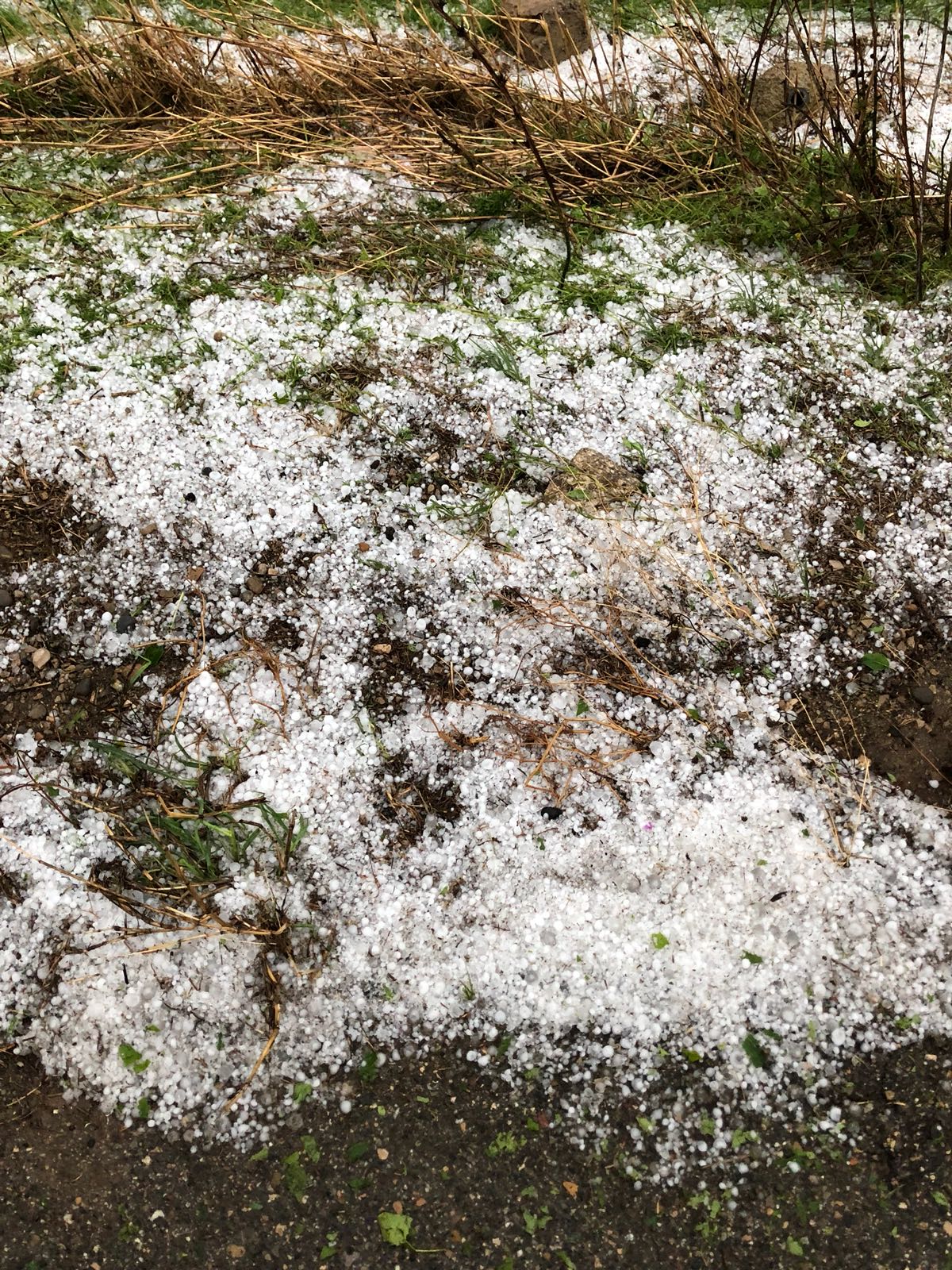 La lluvia no se marcha: un nuevo episodio de granizo deja un domingo pasado por agua | VÍDEOS