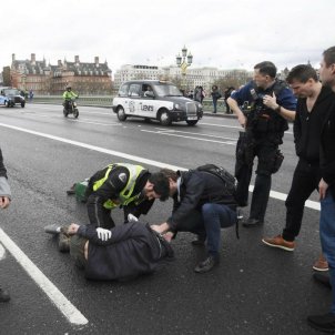 Londres atemptat atenen ferit pont