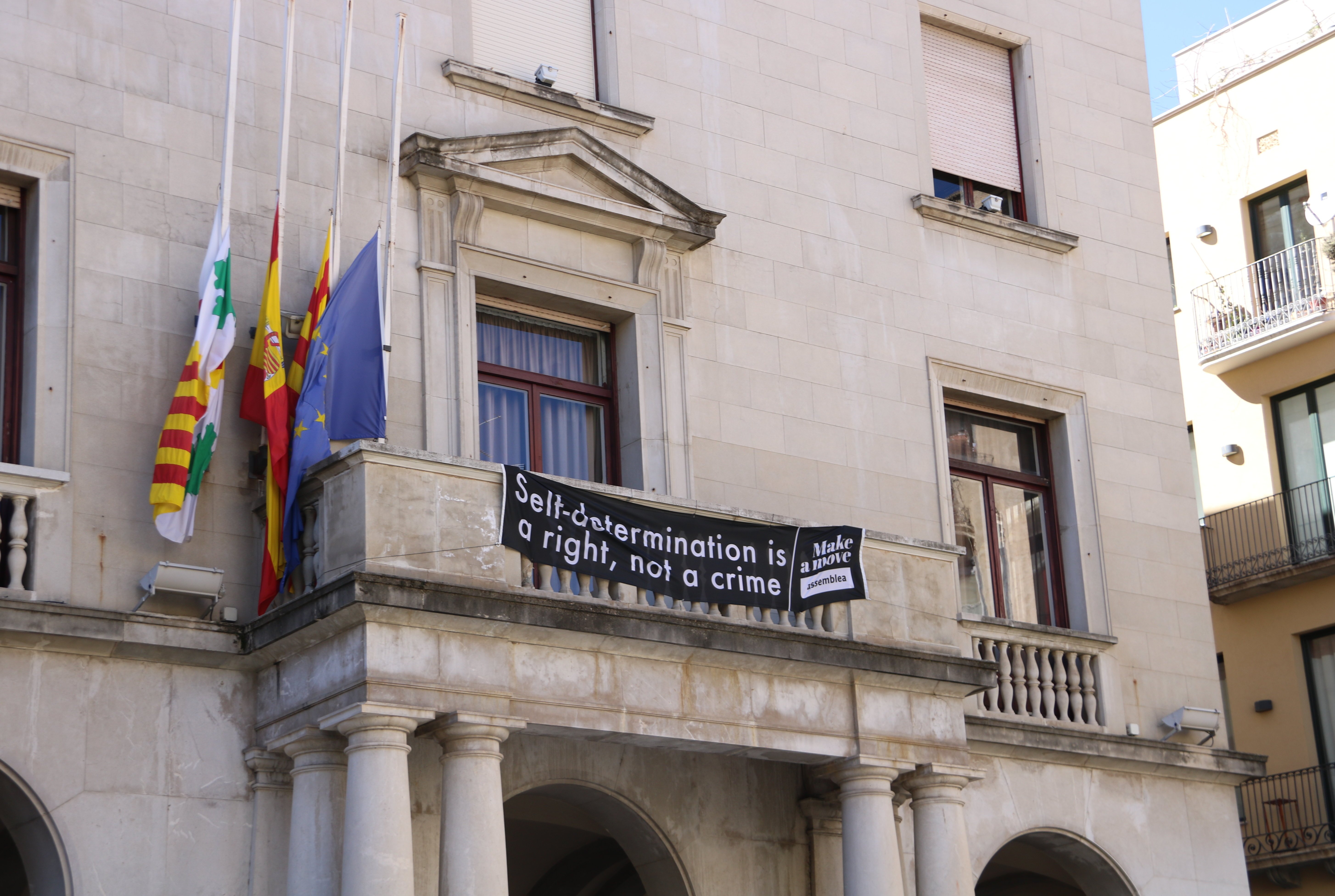 La Junta Electoral ordena retirar símbolos independentistas en el Alt Empordà