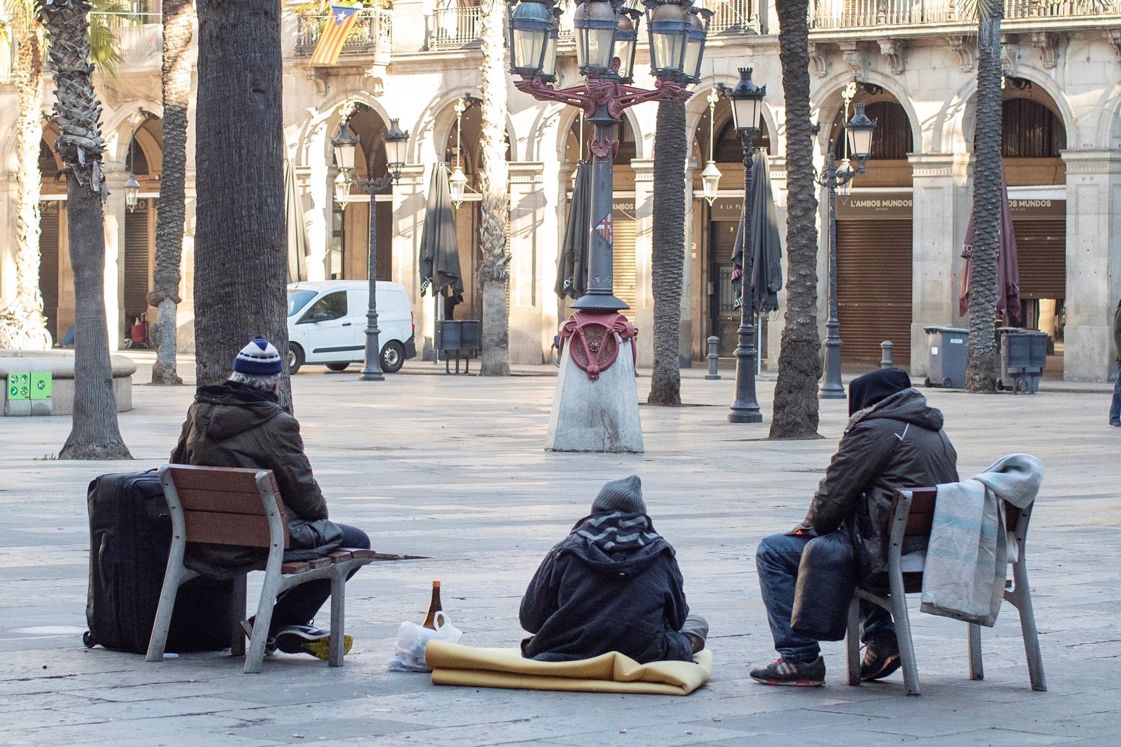 Hasta 42 multas a un sin techo: el síndic de Barcelona denuncia el afán punitivo del Ayuntamiento