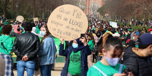 Thousands of people demonstrate against the suspension of the rent decree