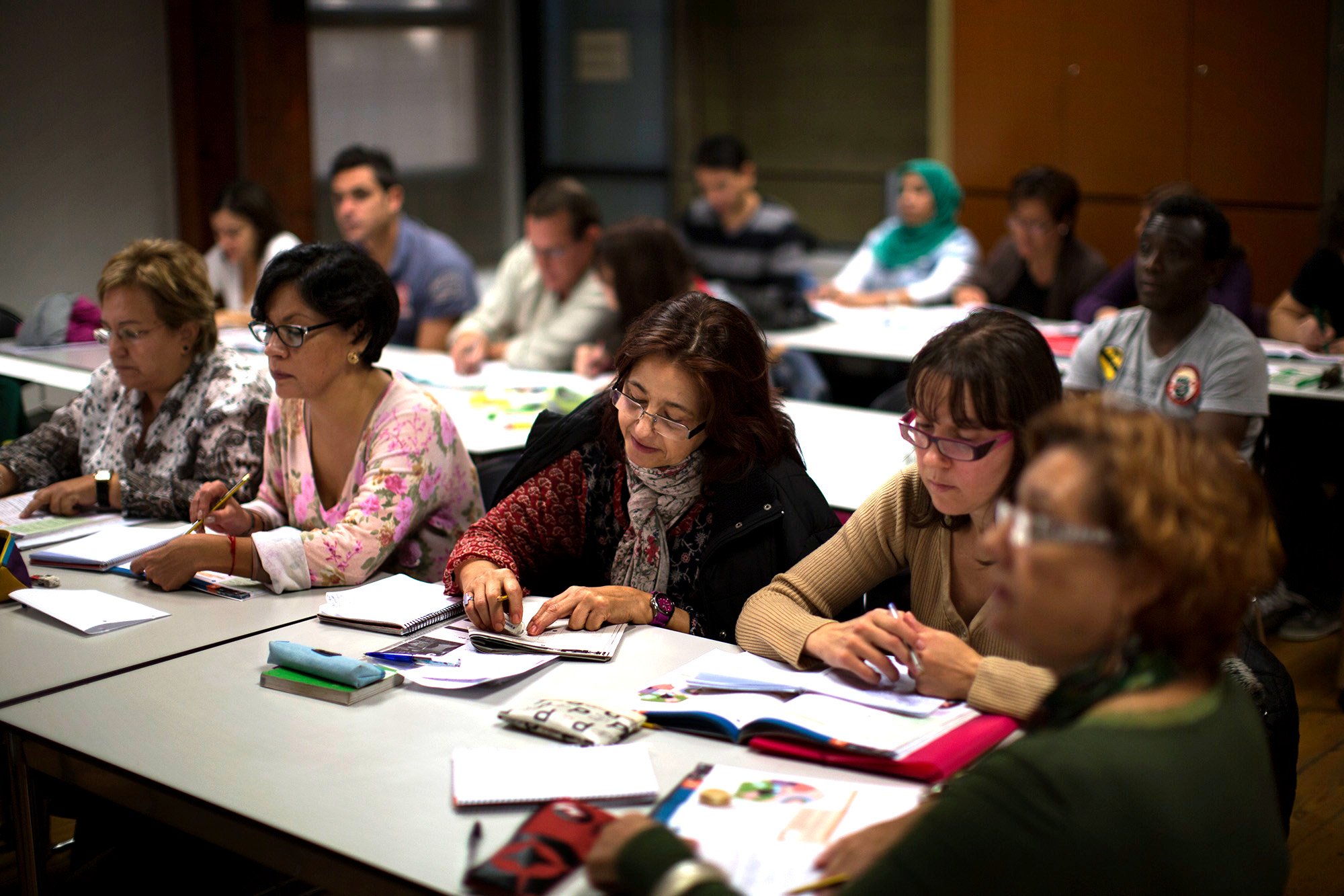 Top Manta critica las dificultades de los migrantes para acceder a los cursos de catalán