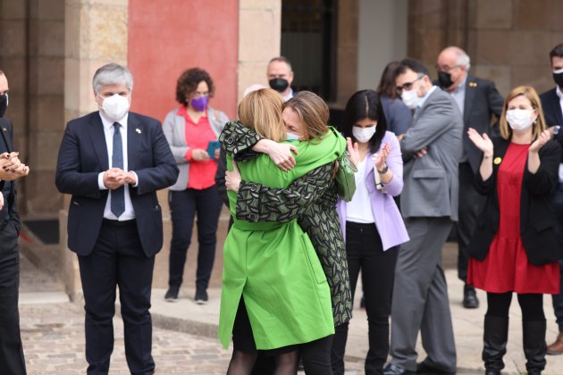 Meritxell Serret i Carme Forcadell a l'entrada del Parlament - Sergi Alcàzar