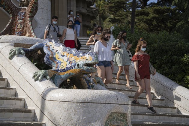 Turisme Barcelona, Parc Güell, turistes baixant les escales - Pau de la calle