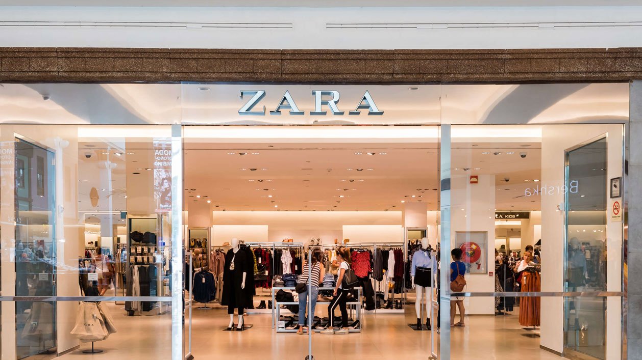 Bogeria a les botigues de Zara amb el vestit setinat llencer que trenca cors només mirar-lo