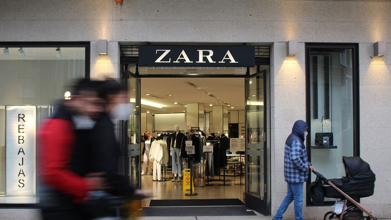 Zara avanza la camisa tendencia desde ya, satinada y en 8 colores distintos