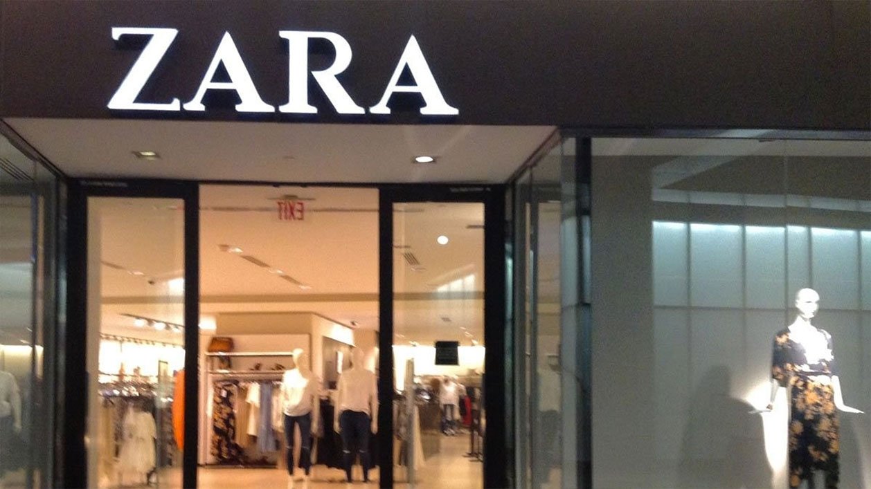Zara eleva el look office hasta el 10 con la nueva blazer cruzada entallada