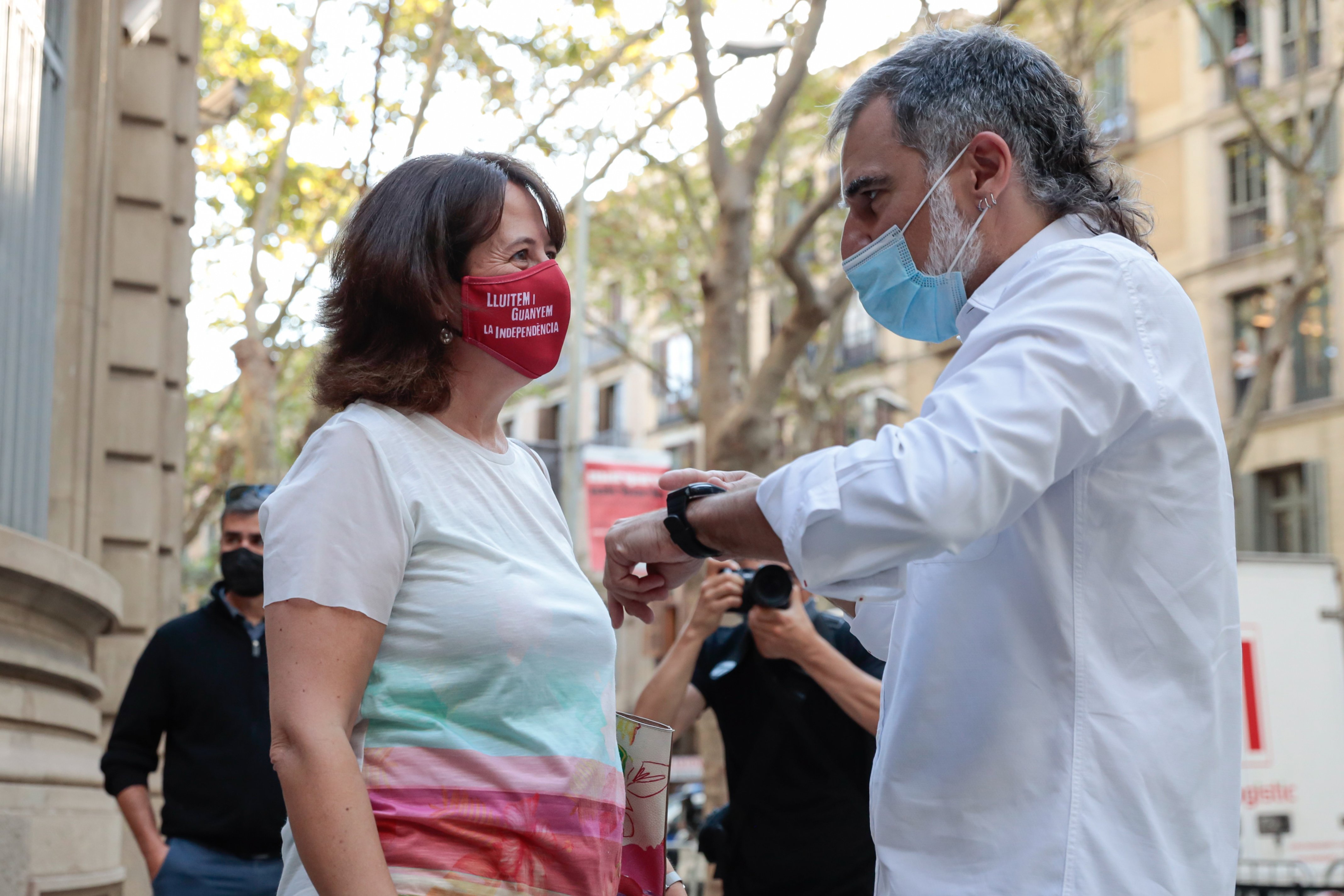 Elisenda paluzie y Jordi Cuixart ofrenda floral Casanova Diada 2021 / ACN