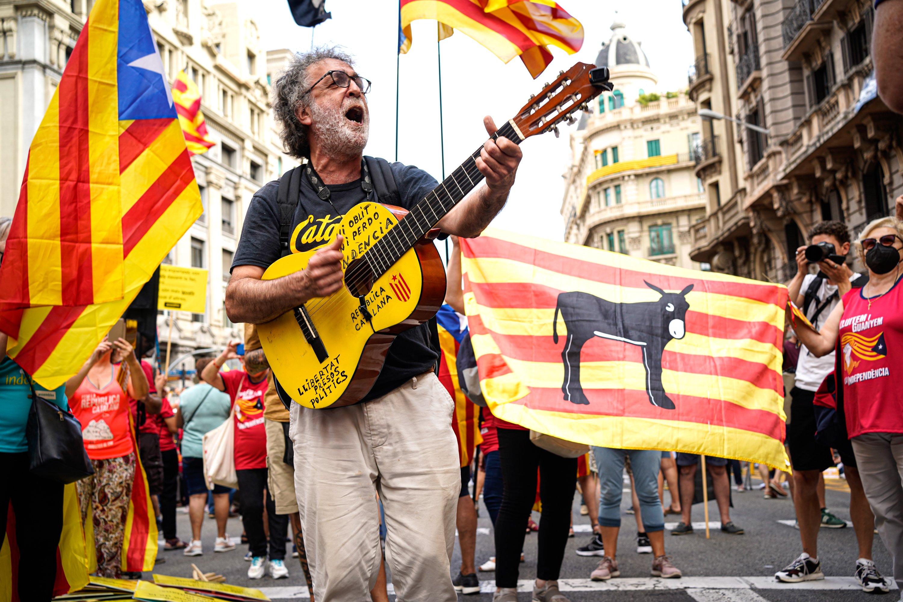 Guitarra, ambiente, diada de catalunya via laietana - Pau de la Calle