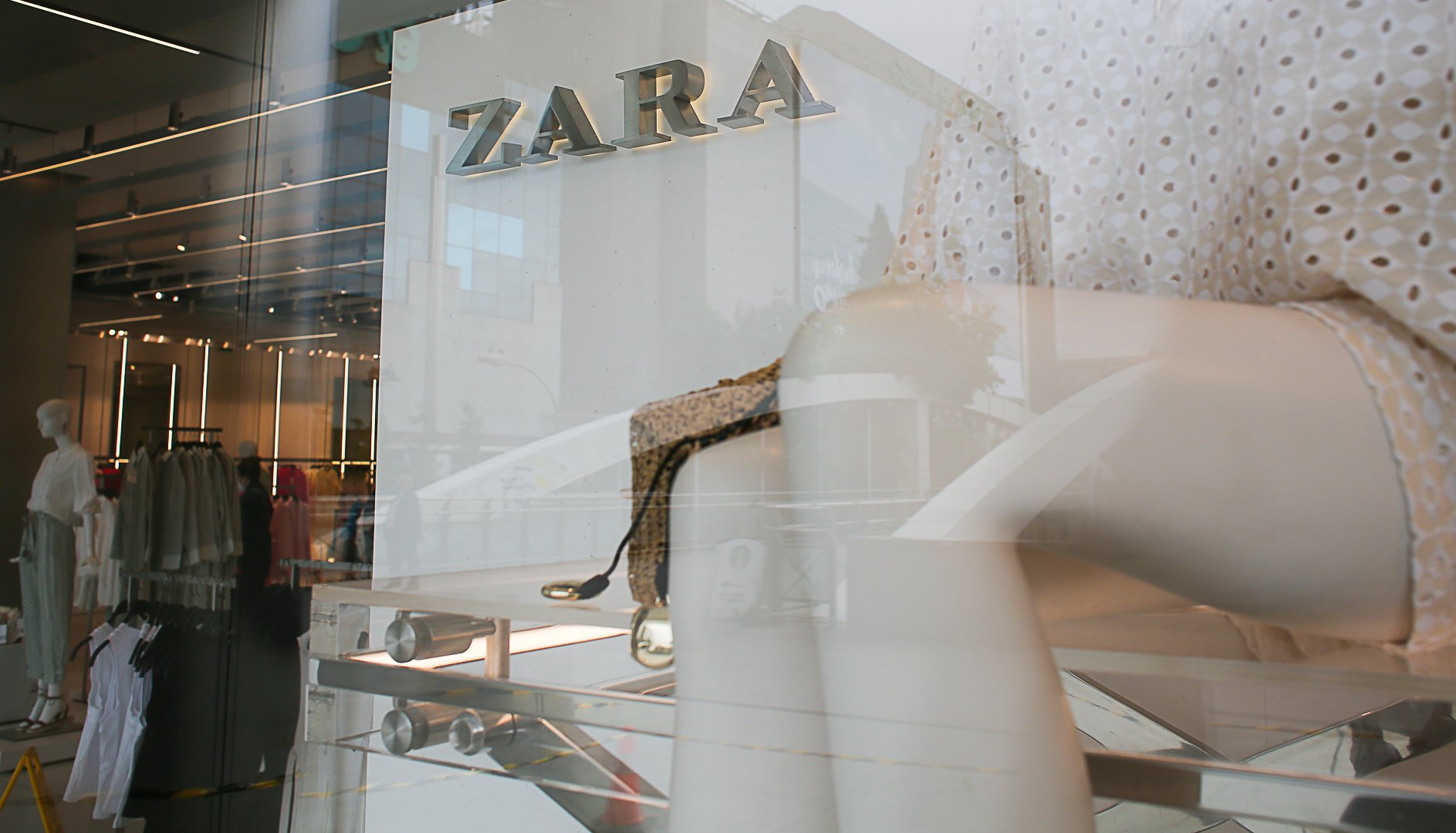 Zara reinventa el vestit blanc estil Eivissa amb un brodat en color blau als baixos que marcarà tendència