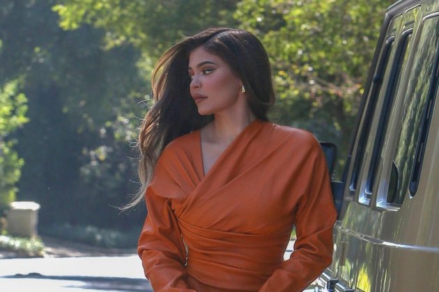 Kylie Jenner en sortir del seu cotxe