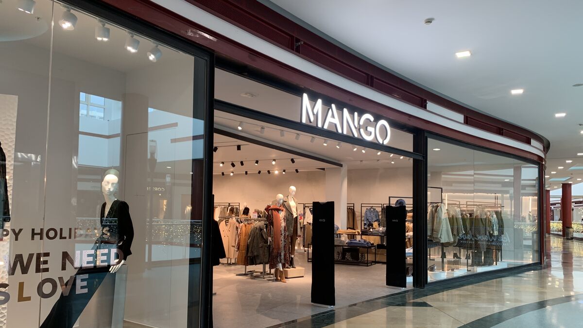 De la nova col·lecció de Mango ens quedem amb la camisa fluida setinada que ja està esgotant colors
