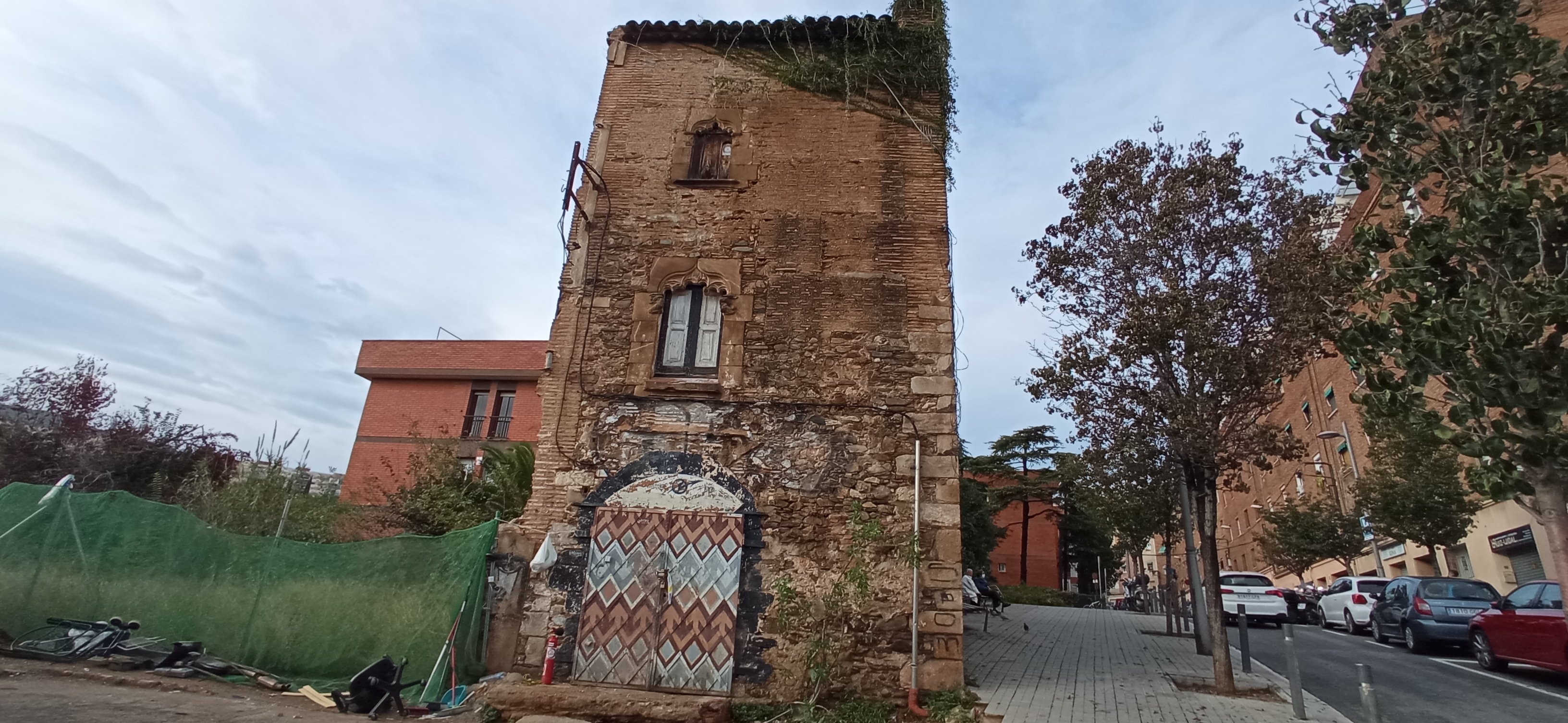 La torre de Horta en peligro de hundirse podría acabar a manos del ayuntamiento