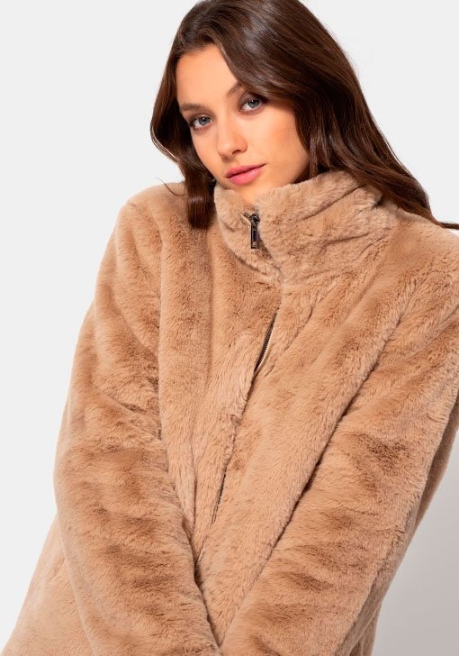 El abrigo es de Carrefour y recuerda mucho uno marca de que ha sido y es top ventas en...