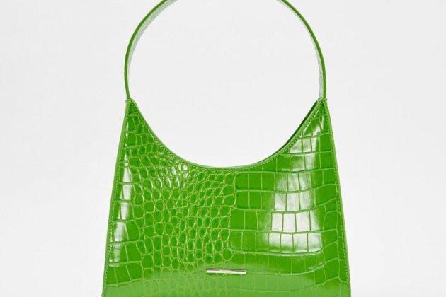 Efecto piel de cocodrilo y verde muy vivo, así es el bolso de Bershka que  parece de lujo, pero cu...