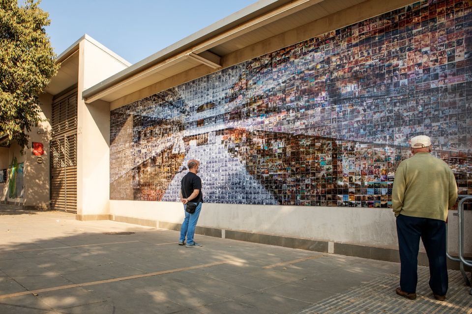 Un mural fotográfico recoge la historia de los vecinos de la Vía Trajana