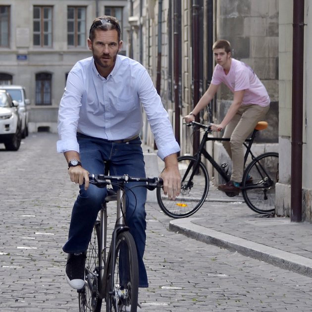 Iñaki Urdangarin y Juan Valentín en bicicleta en Suiza / GTRES