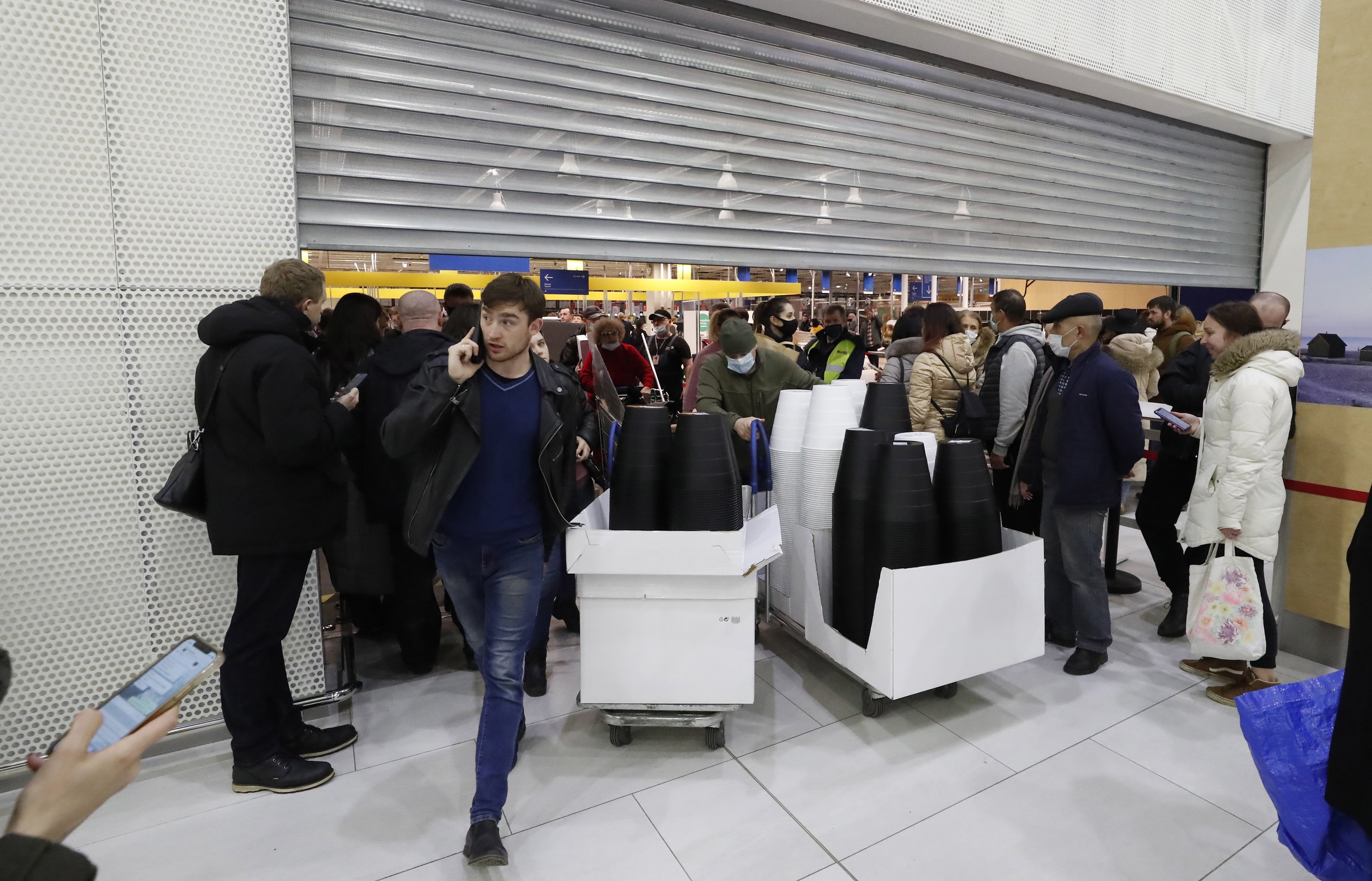 Caos en las tiendas rusas de Ikea al anunciar que cierra por la guerra en Ucrania