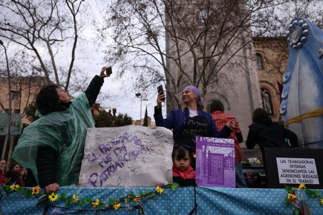 día de la mujer 8M Barcelona carroza Gran Via jovenes sonrien - Sergi Alcàzar