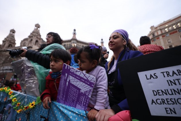 8M día de la mujer concentración Barcelona niños feminismo - Sergi Alcàzar