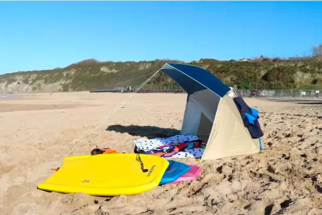 Decathlon tiene una sombrilla de playa que se convierte en un refugio