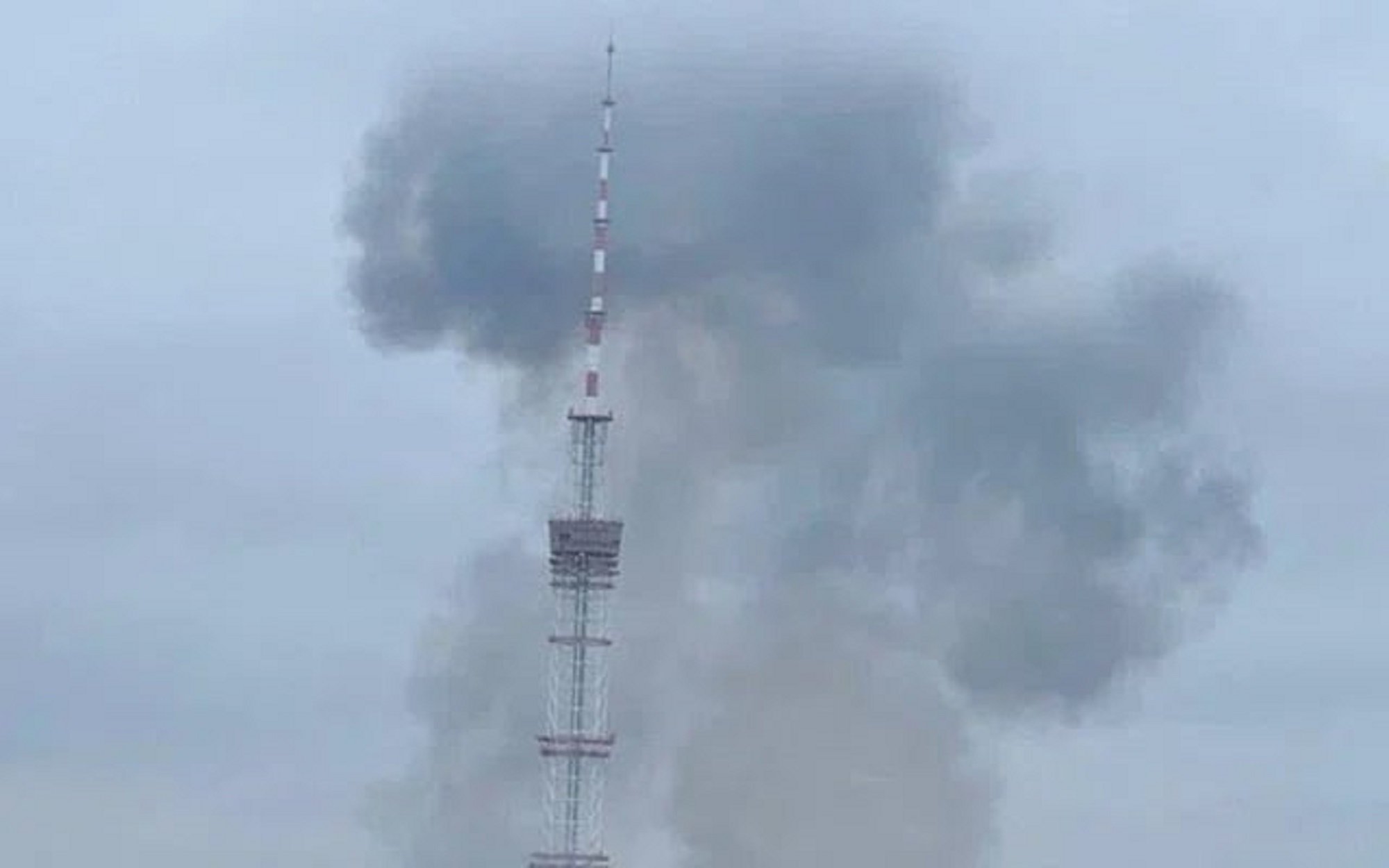 Mueren 9 personas en un ataque ruso a una torre de televisión ucraniana