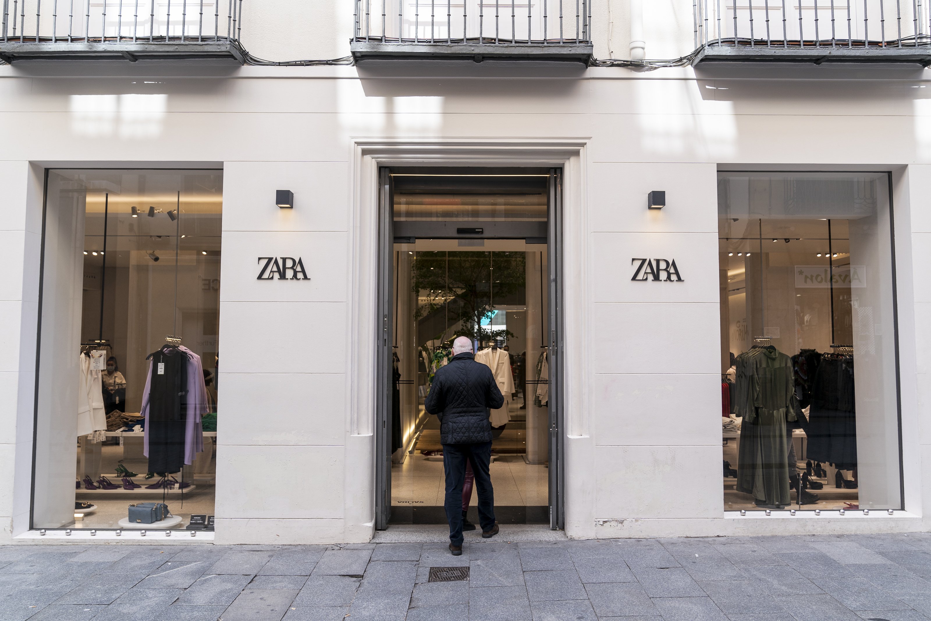 Así son las nuevas tiendas virtuales de Zara: el futuro llega a España