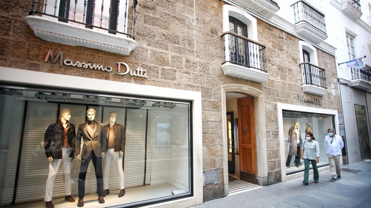 Vestido de pasarela para todos los bolsillos es la compra obligada en Massimo Dutti