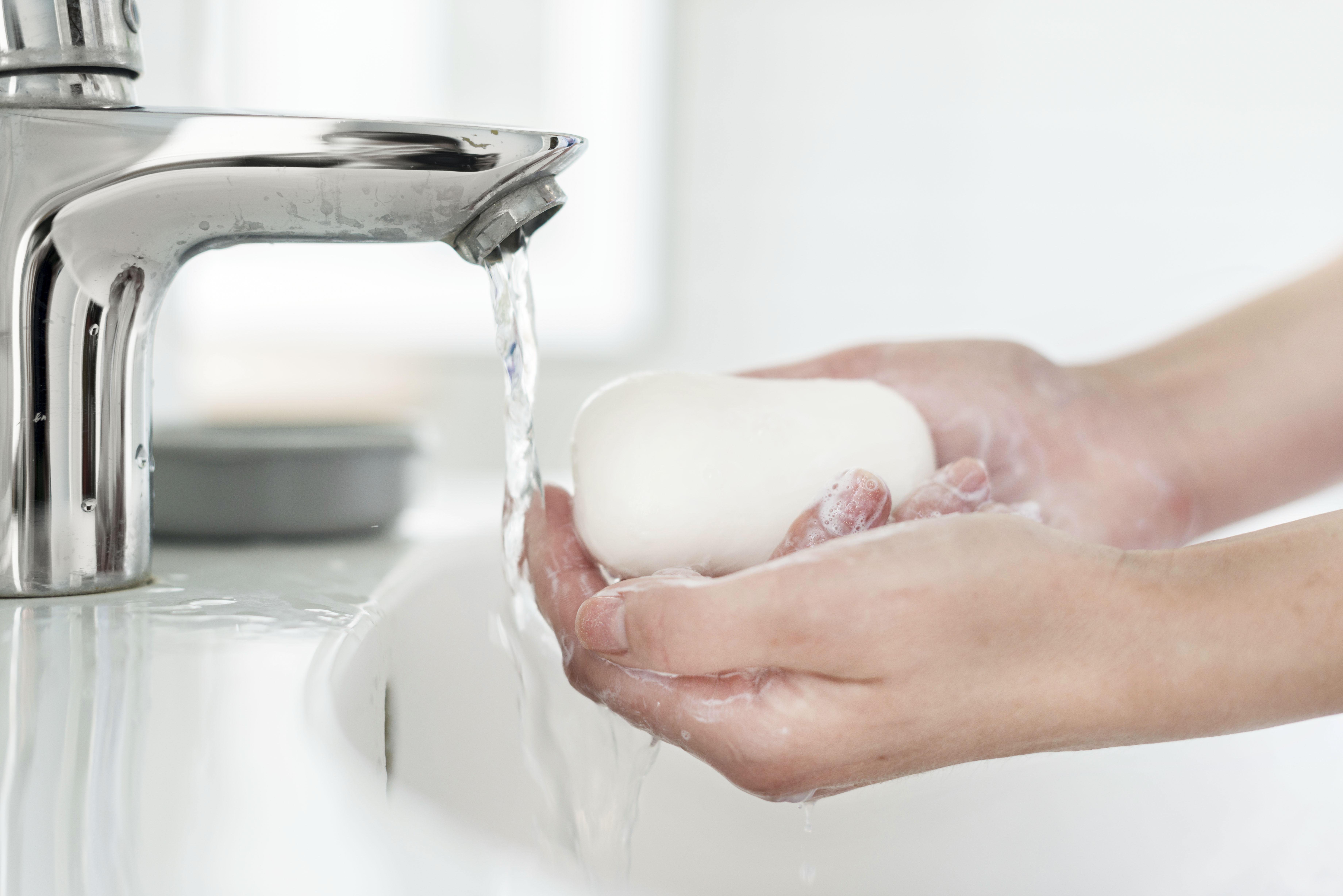 Limpiando con agua y jabón