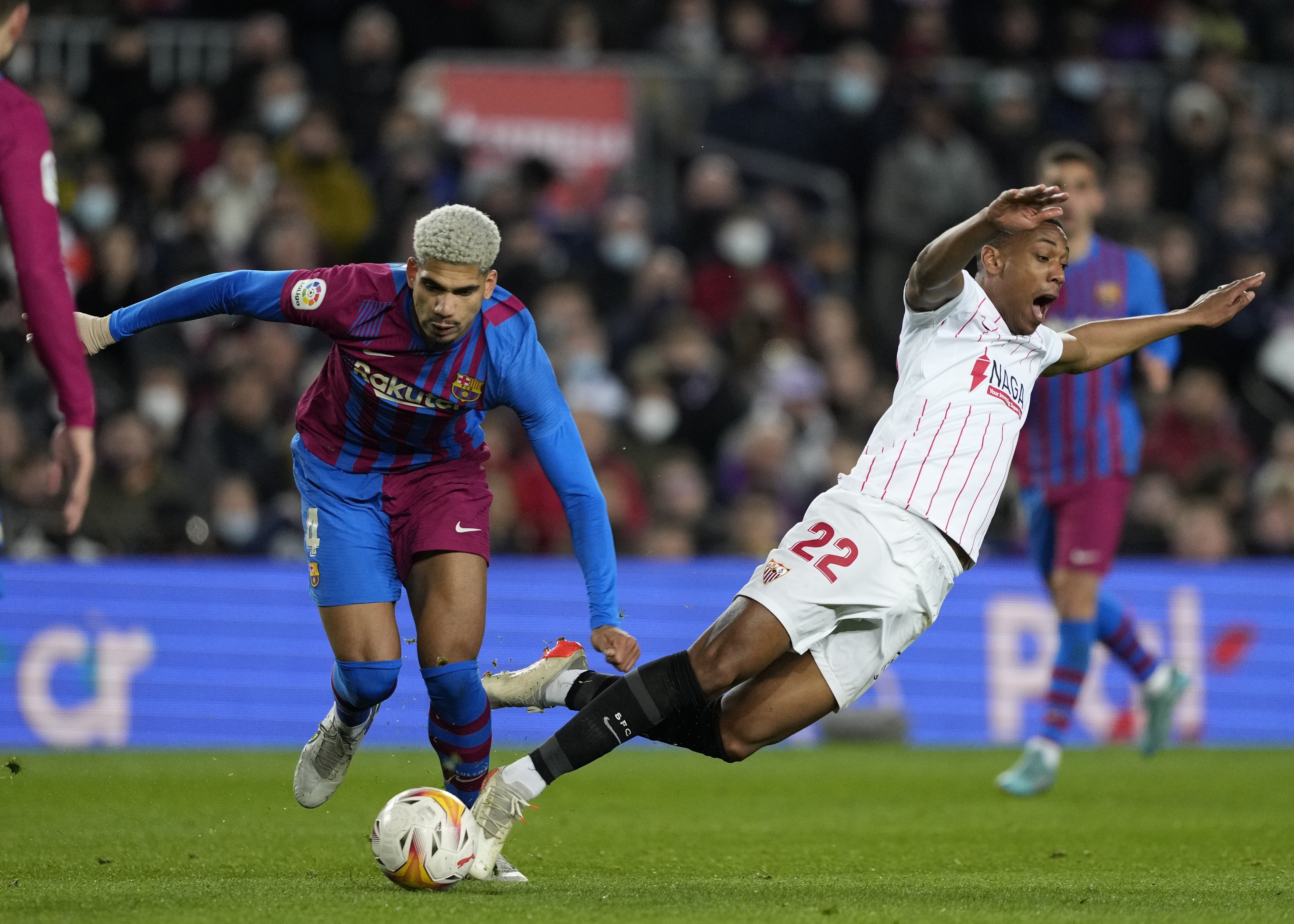 Araujo se enfrenta al Barça