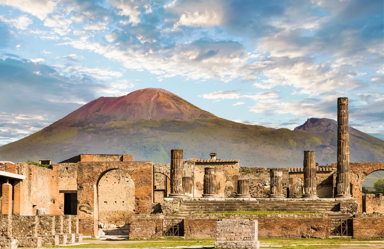 Un turista, pillado rayando una pared de las ruinas de Pompeya: deberá pagar la restauración