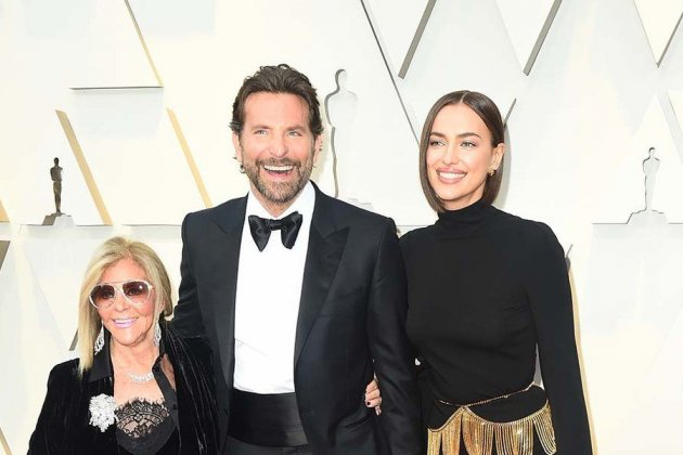 Bradley Cooper junto a su madre e Irina Shayk