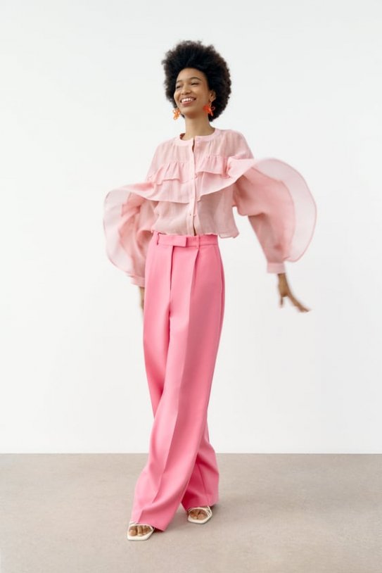 No podemos dejar de la nueva blusa romántica de Zara repleta volantes de rosa