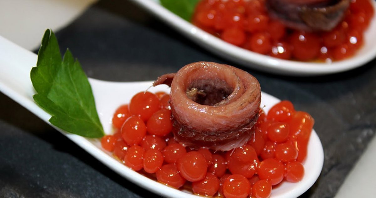 Anchoa sobre caviar de tomate | Recetas de La Gourmeteria