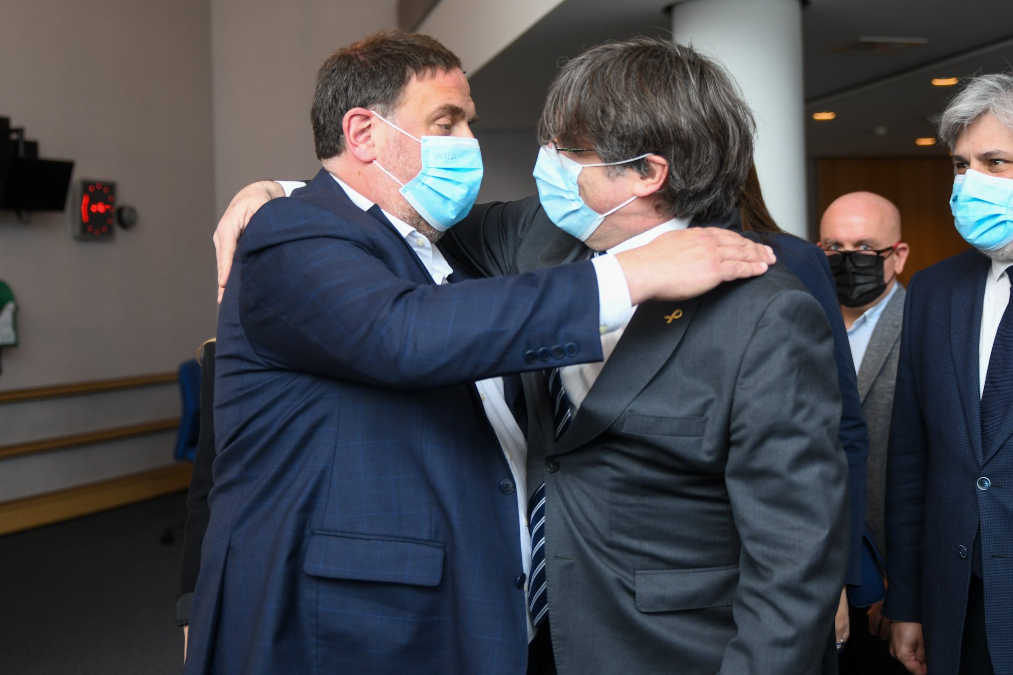 Oriol Junqueras i Carles Puigdemont abrazo Bruselas espionaje Pegasus Foto Marc Puig