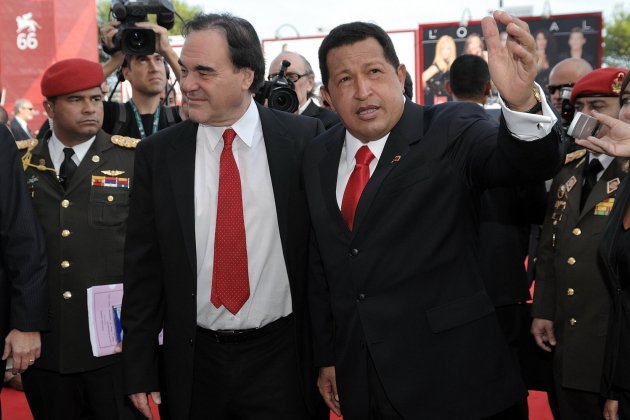 Oliver Stone amb Hugo Chavez. Foto: Viquipèdia