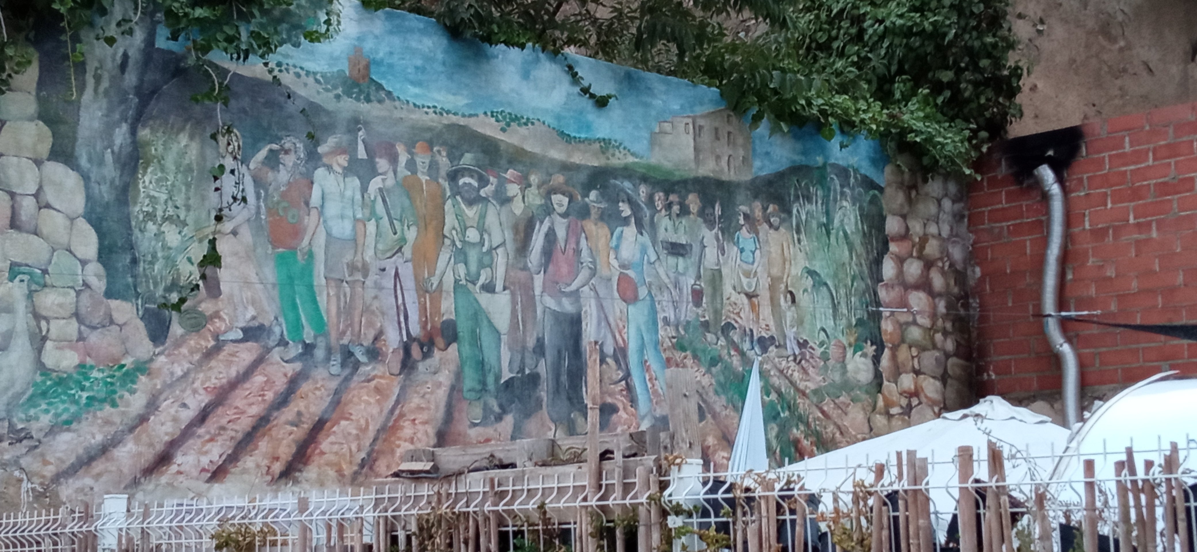 Un creativo mural, víctima del derribo parcial de una masía de Nou Barris
