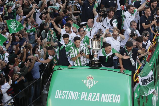 7  Celebración Betis afición ganar título Copa del Rey 2022, Estadio Benito Villamarín  - Foto Jose Manuel Vidal / Efe