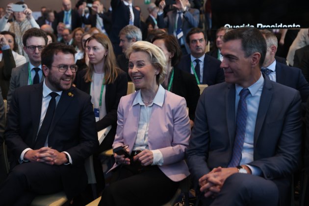 Pere Aragonès, Pedro Sánchez, Von der Leyen, cercle economia, Hotel Vela, interior sentados - Foto: Sergi Alcàzar