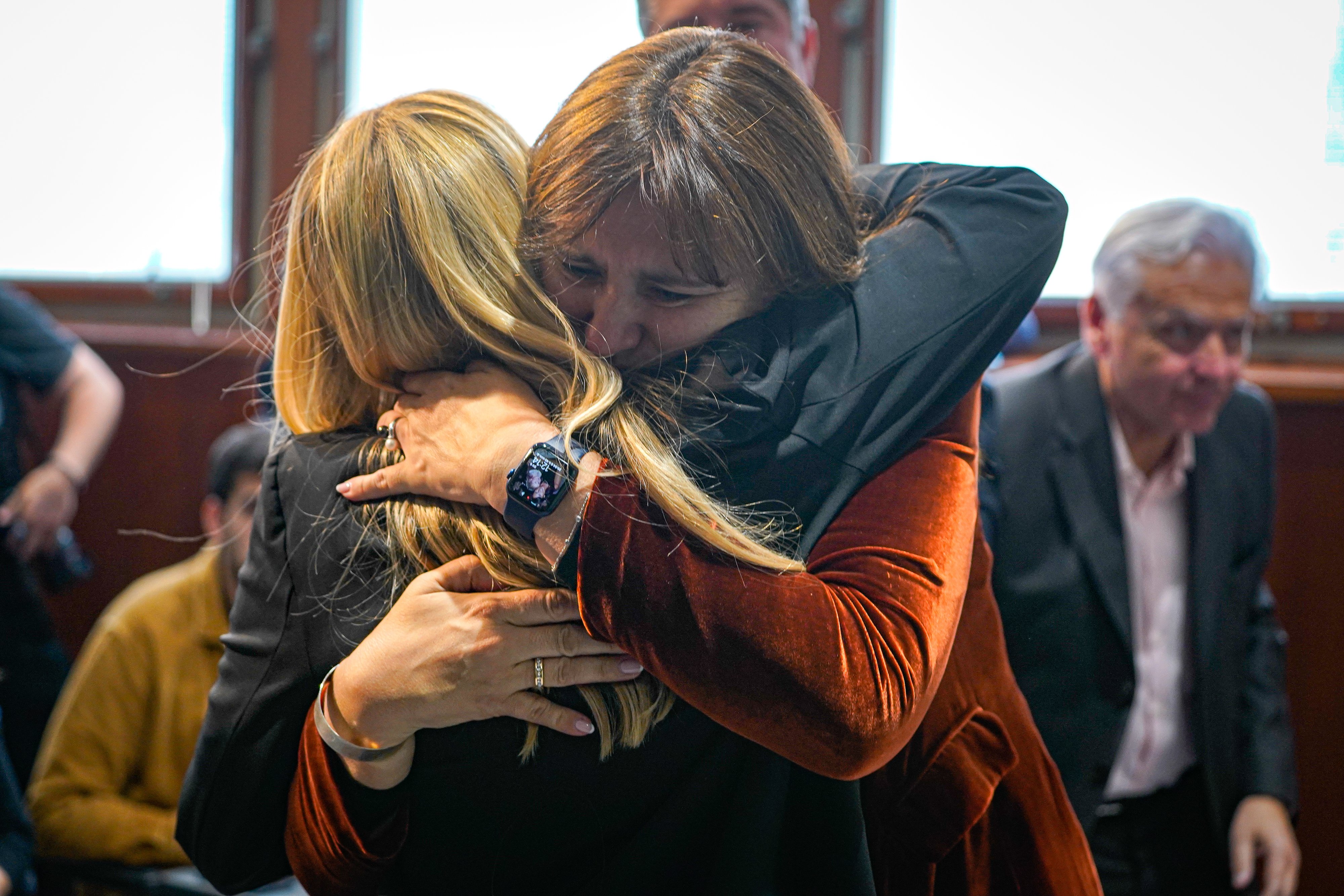 Junts RDP Artadi, Laura Borràs abrazo - Foto: Pau de la Calle