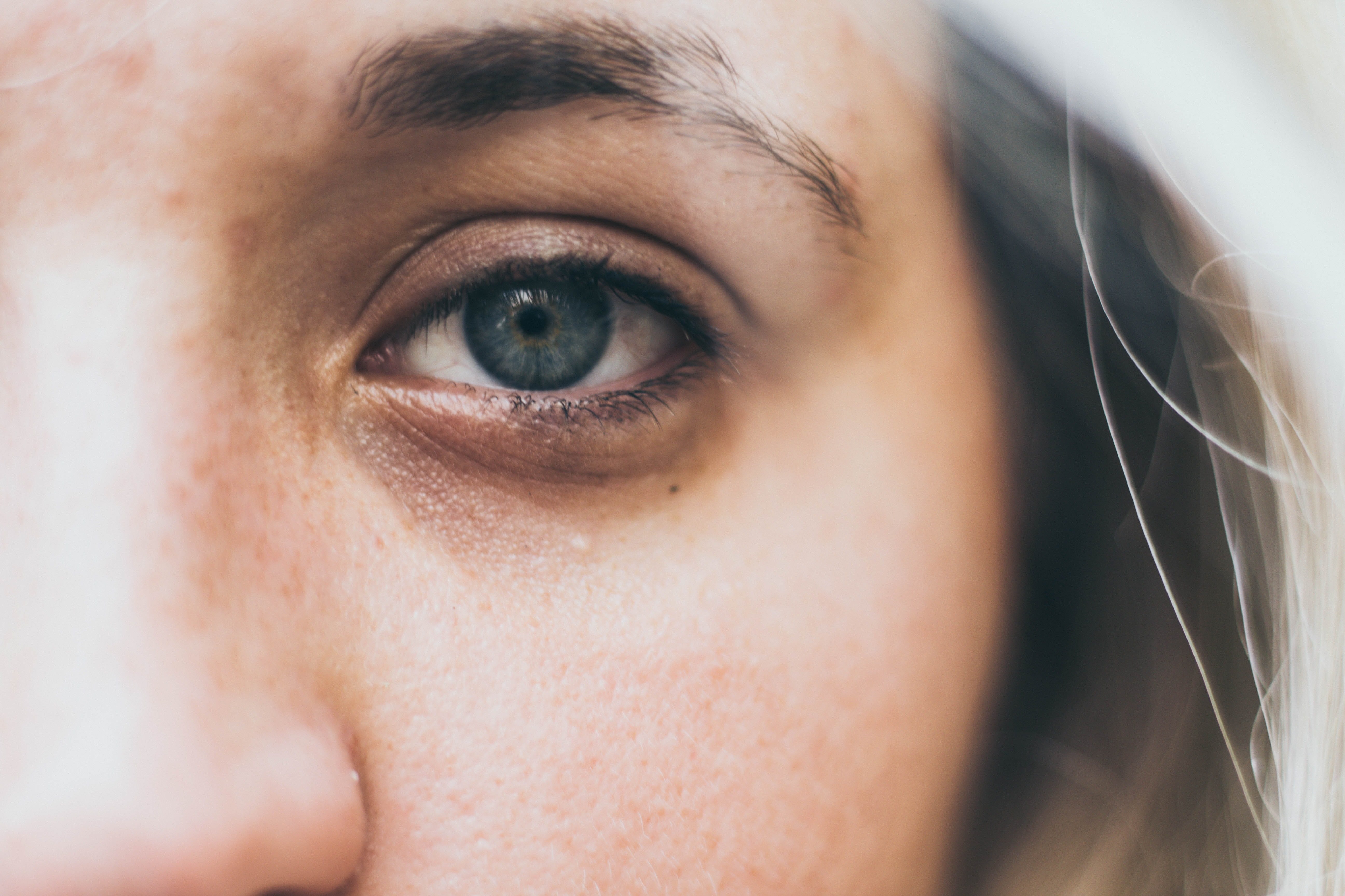 Mujer joven con ojeras : Piqsels