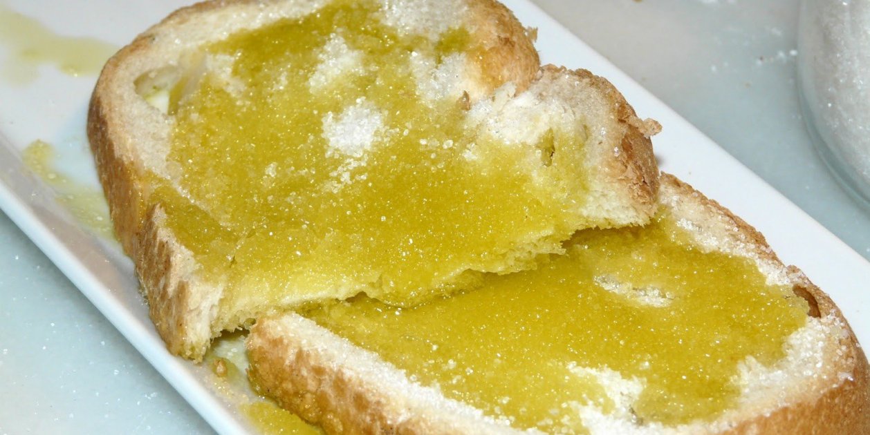 Pan con aceite y azúcar | Recetas de La Gourmeteria