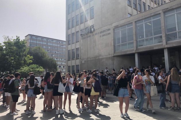 Escuela Técnica Superior de Arquitectura Zona Unniversitaria Grupo estudiantes deprés de haber hecho el examen de castellano / Foto: Abel Degà Escuela Técnica Superior de Arquitectura Zona Unniversitaria Grupo estudiantes deprés de haber hecho el examen de castellano / Foto: Abel Degà