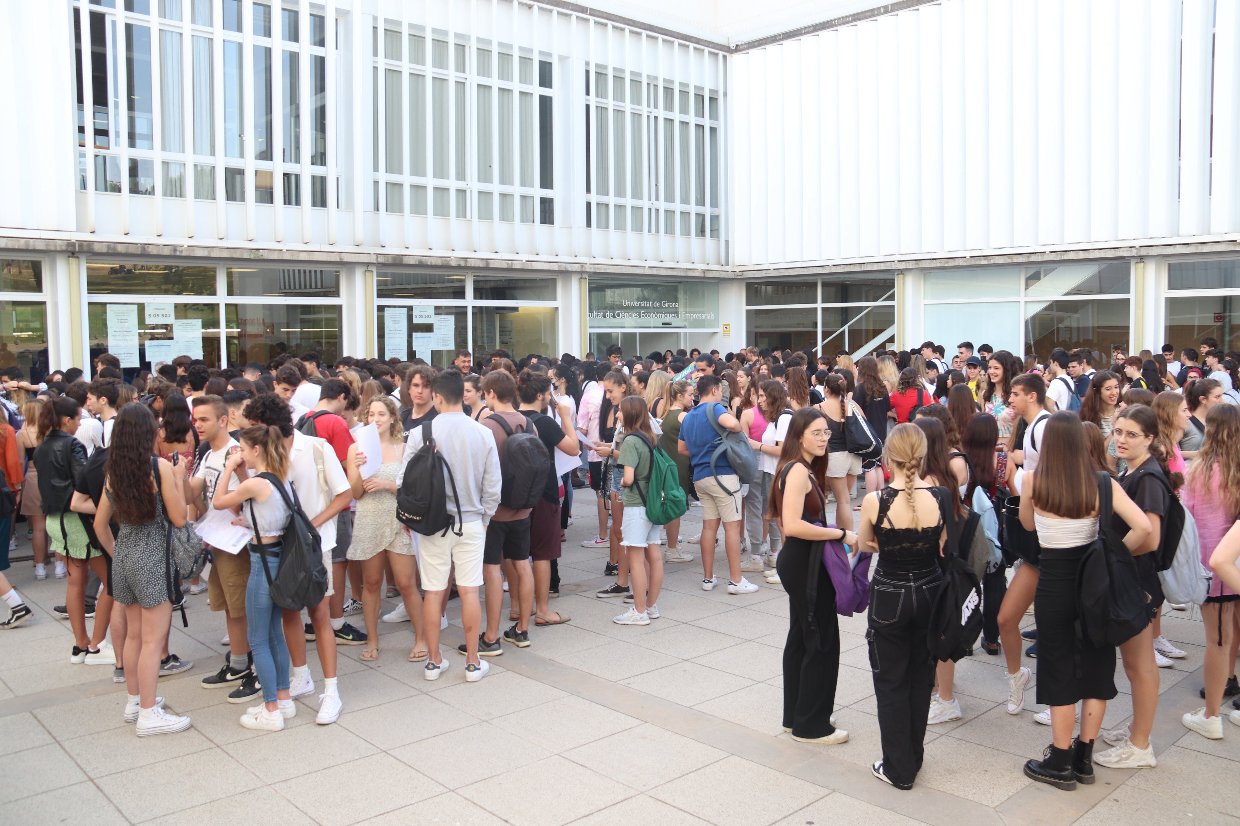 Patio facultad Ciencias Económicas UdG llena estudiantes antes examen prueba acceso universidad selectividad / Foto: ACN