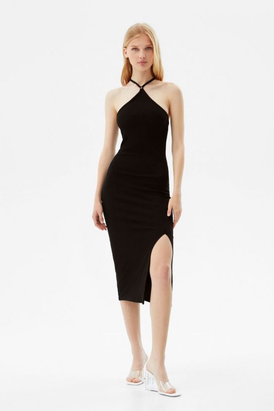 Este vestido negro de Bershka es el más vendido porque parece de lujo, pero cuesta 15,99 euros